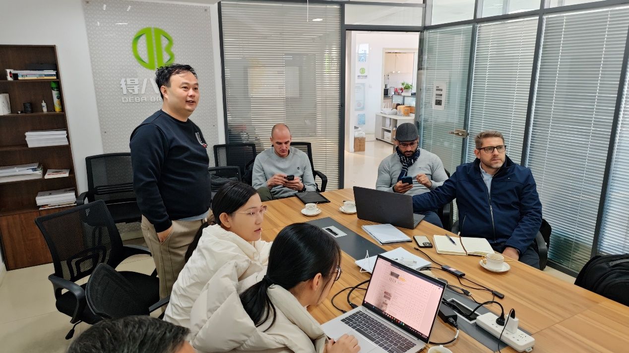 پیراگوئین کلائنٹ ڈیبا برادرز کا دورہ کرتے ہیں ، 12،000 بو کے سور فارم پلان اور مصنوعات کی طاقت کو انتہائی منظور کرتے ہیں