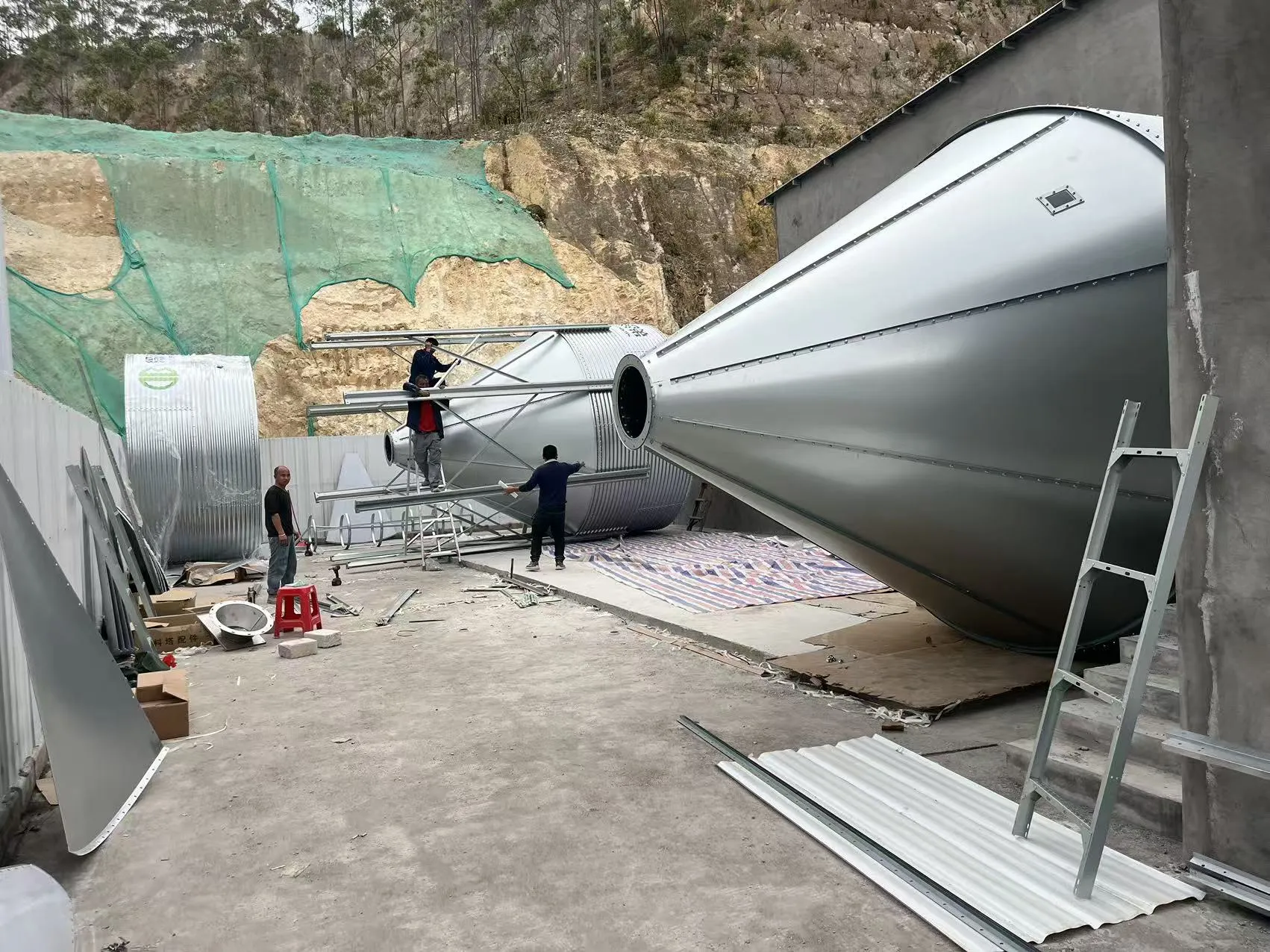 گوانگ ڈونگ میں ڈیبا برادر کا بڑے پیمانے پر پگ فارم پروجیکٹ زیر تعمیر ہے جس کی متوقع صلاحیت سالانہ 300,000 خنزیر ہے